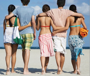 tieners op het strand