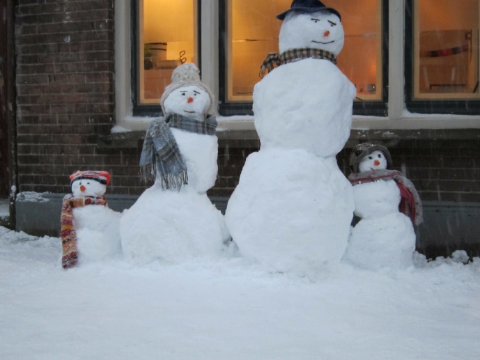 winter rijtje sneeuwpoppen